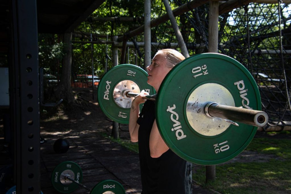 Personal training sessie: een coach begeleidt een persoon tijdens een intensieve workout, gericht op persoonlijke fitheid en doelen.