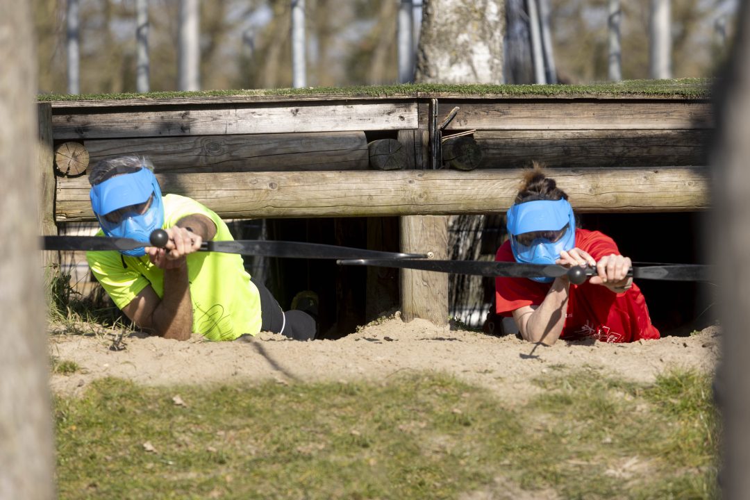 Deelnemers richtten hun pijlen tijdens Archery Tag