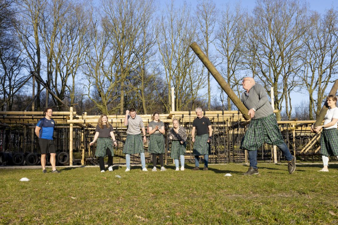 Een deelnemer gooit een zware boomstam tijdens de Scottish Highland Games.