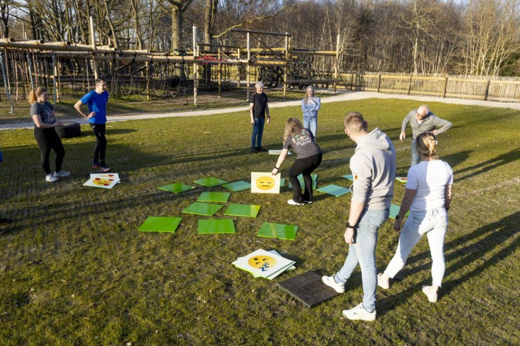 Volwassenen spelen memory in het groot tijdens Expeditie Robinson Reestdal Outdoor
