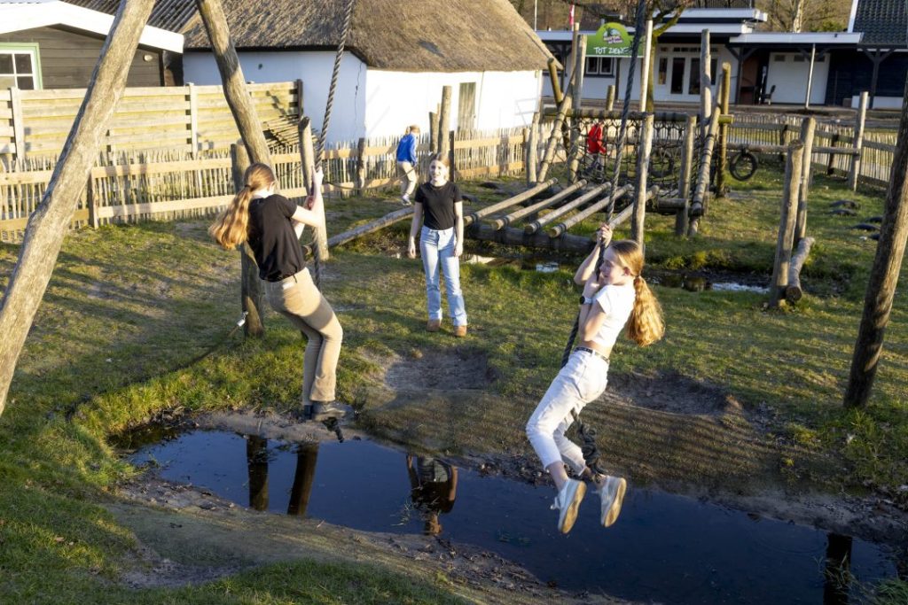 Kinderen swingen over het water