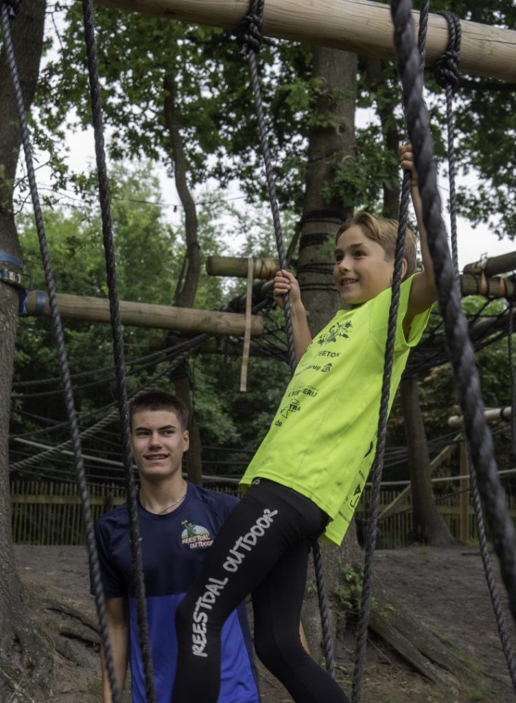 Klimmen op de survivalbaan Reestdal Outdoor