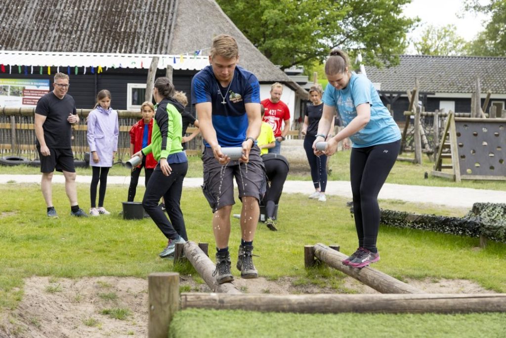 Zeskamp water over brengen opdracht